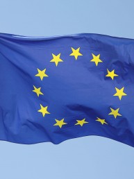 Eine Flagge von Europa weht im Wind.