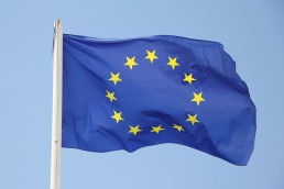 Eine Flagge von Europa weht im Wind.